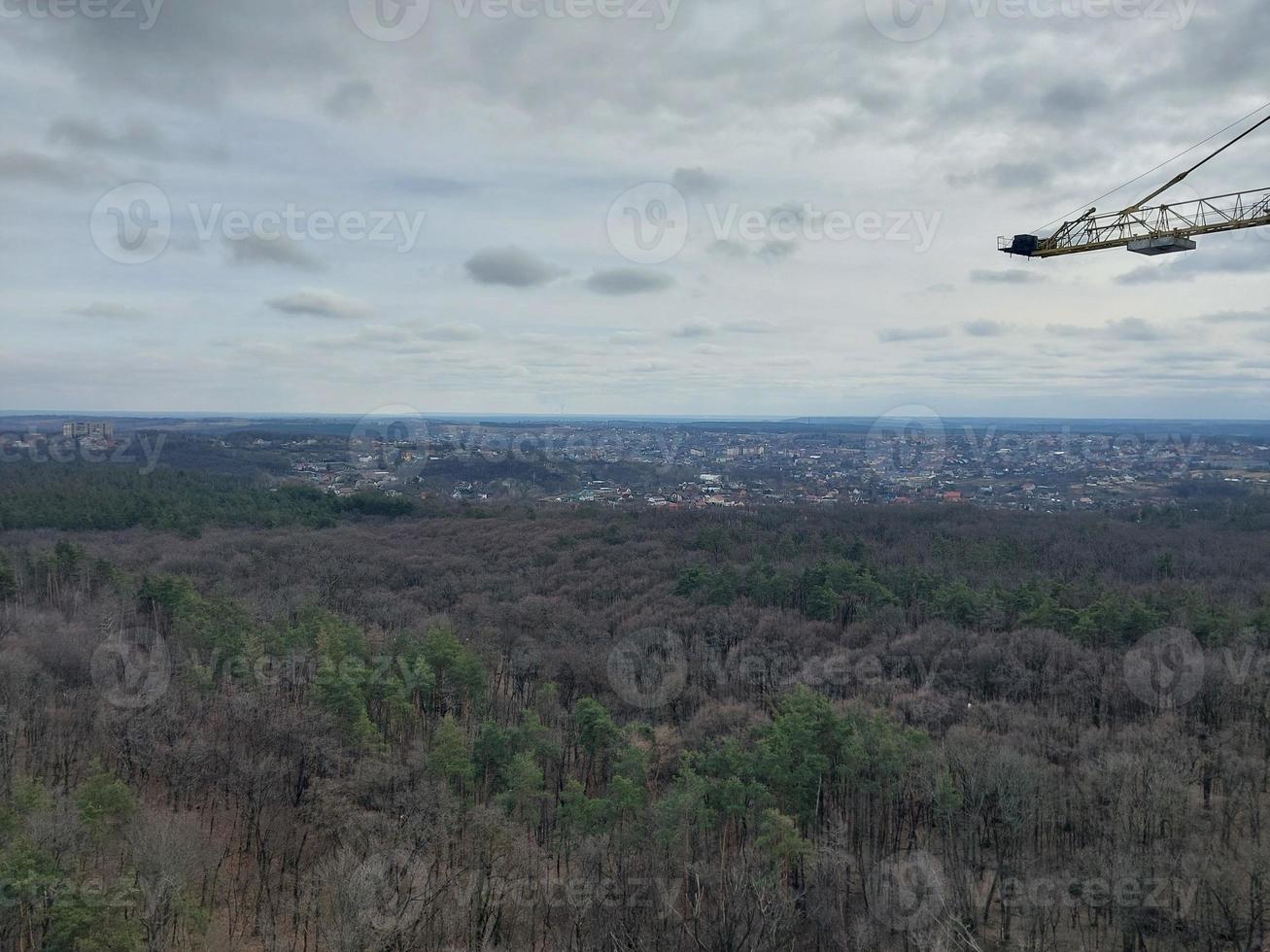 panorama do a cidade a partir de a altura do uma de vários andares construção foto