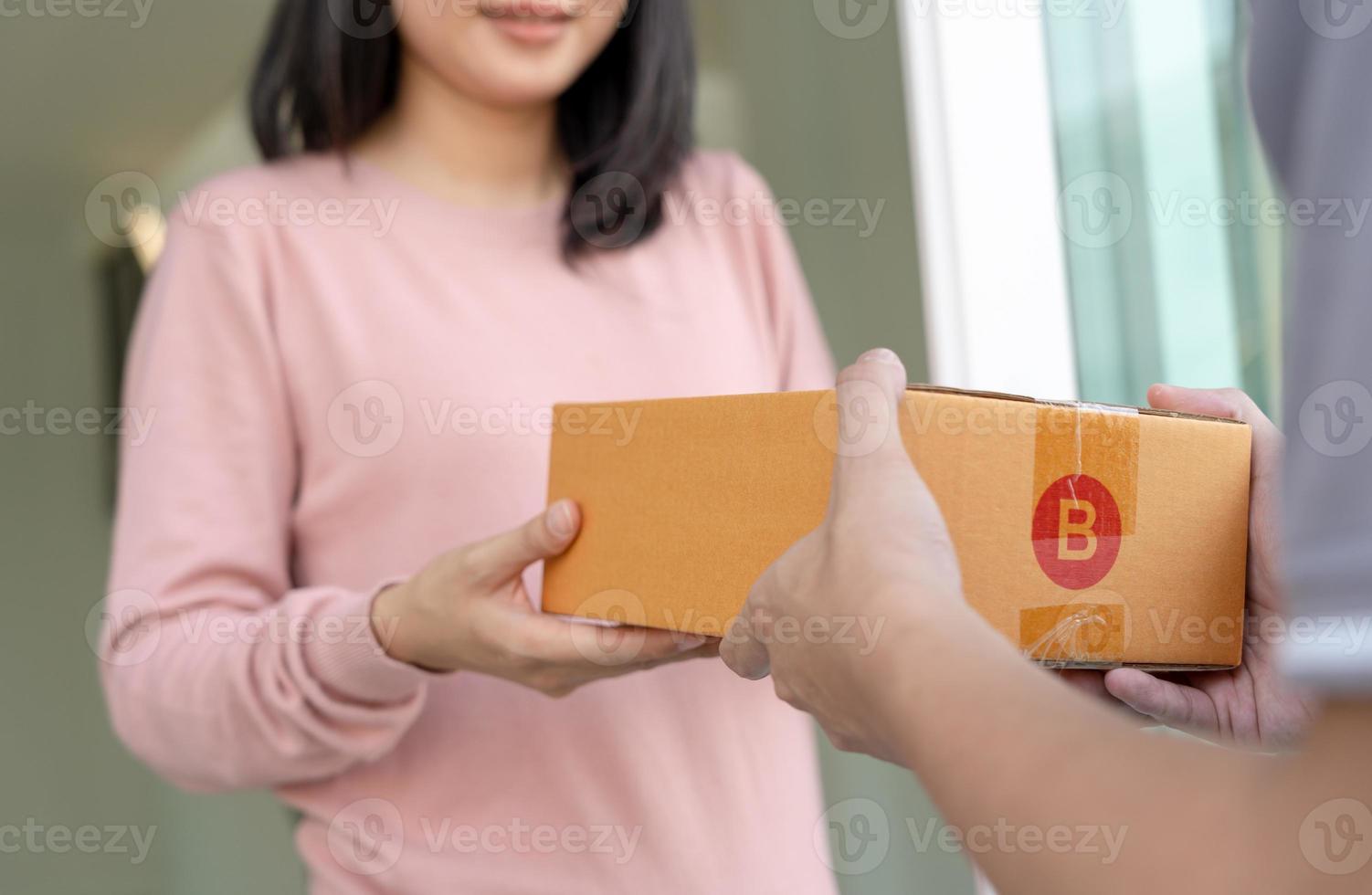 feliz sorridente mulher recebe caixas parcela a partir de correio dentro frente casa. Entrega homem mandar entregar expressar. conectados compras, papel containers, remover, carteiro, Entrega serviço, pacotes foto