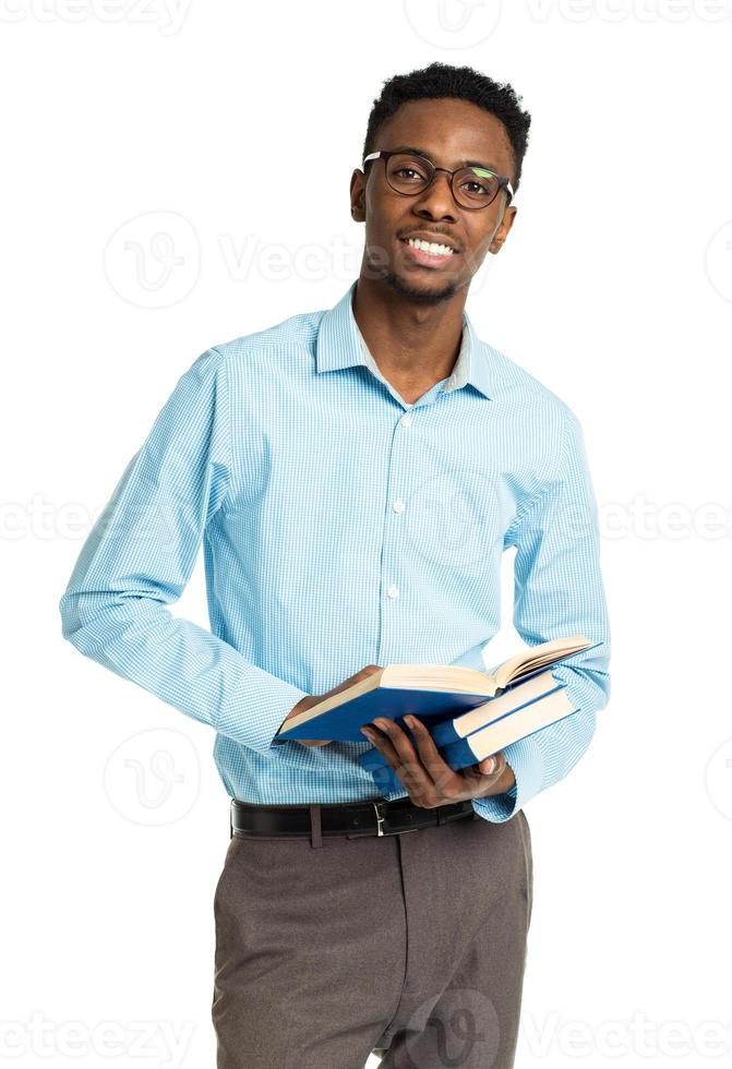 feliz africano americano Faculdade aluna com livros em pé em branco foto
