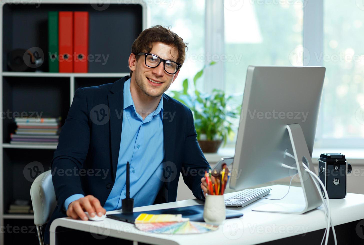 bonito jovem homem trabalhando a partir de casa escritório foto