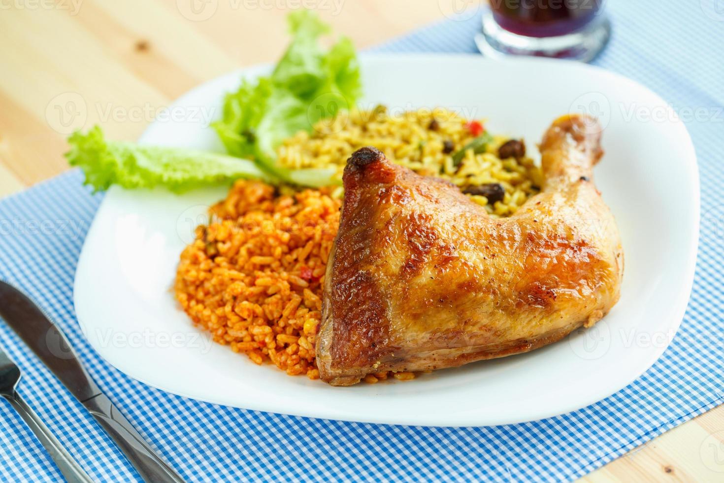 delicioso pratos a partir de frango coxa com arroz e salada folhas foto