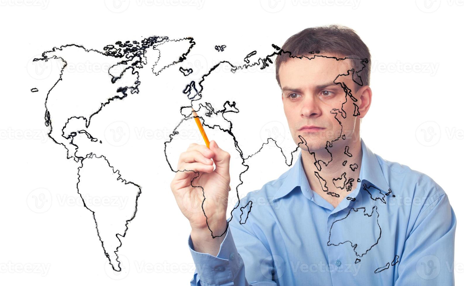 homem de negocios desenhando a mapa do mundo foto