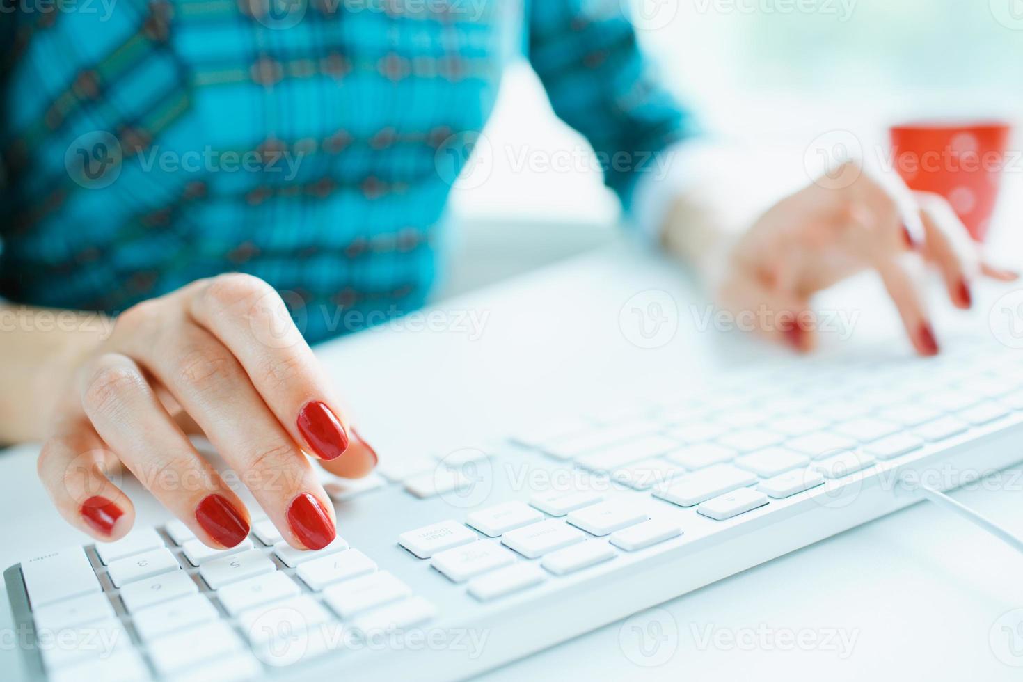 mulher escritório trabalhador digitando em a teclado foto