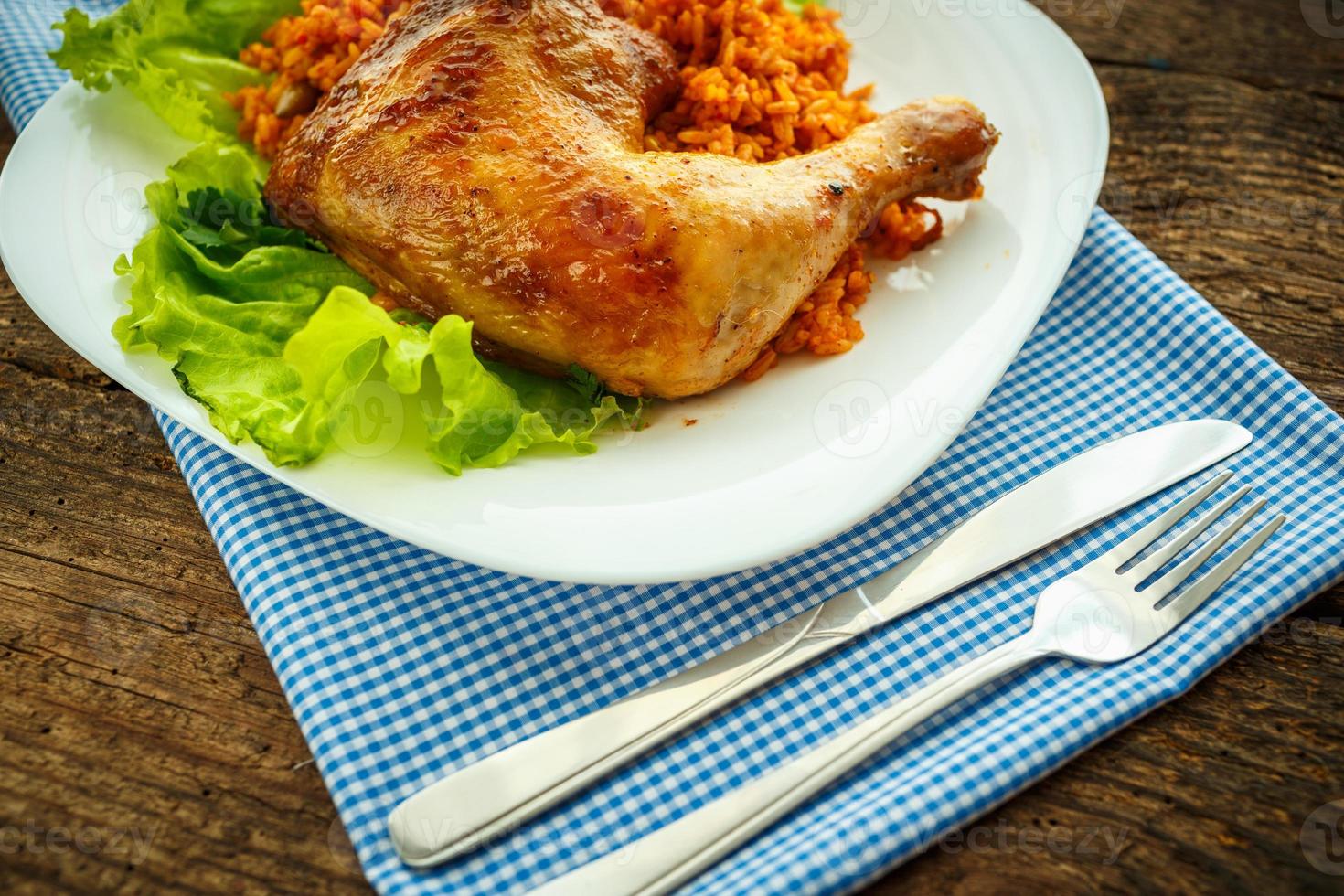 delicioso pratos a partir de frango coxa com arroz e salada folhas foto