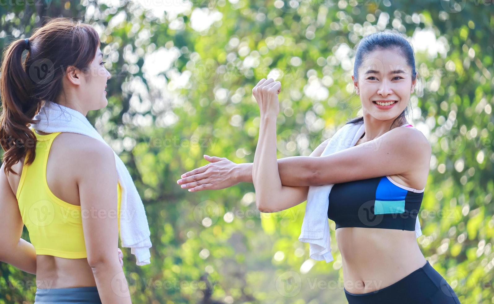 duas lindas mulheres se exercitando ao ar livre no parque foto