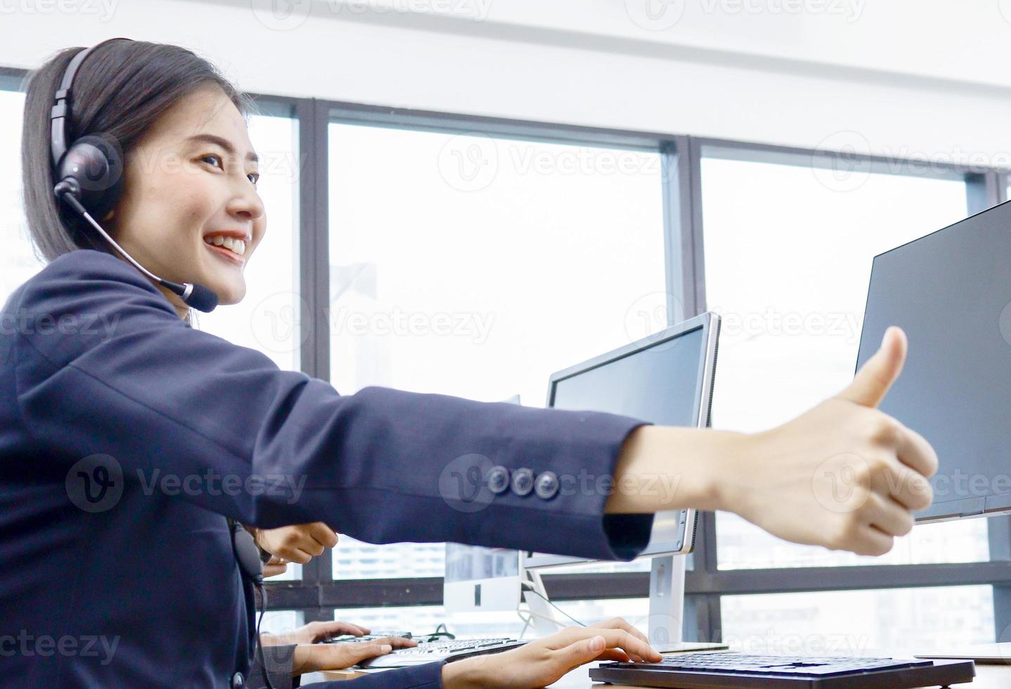 funcionário asiático de call center visita um escritório moderno foto