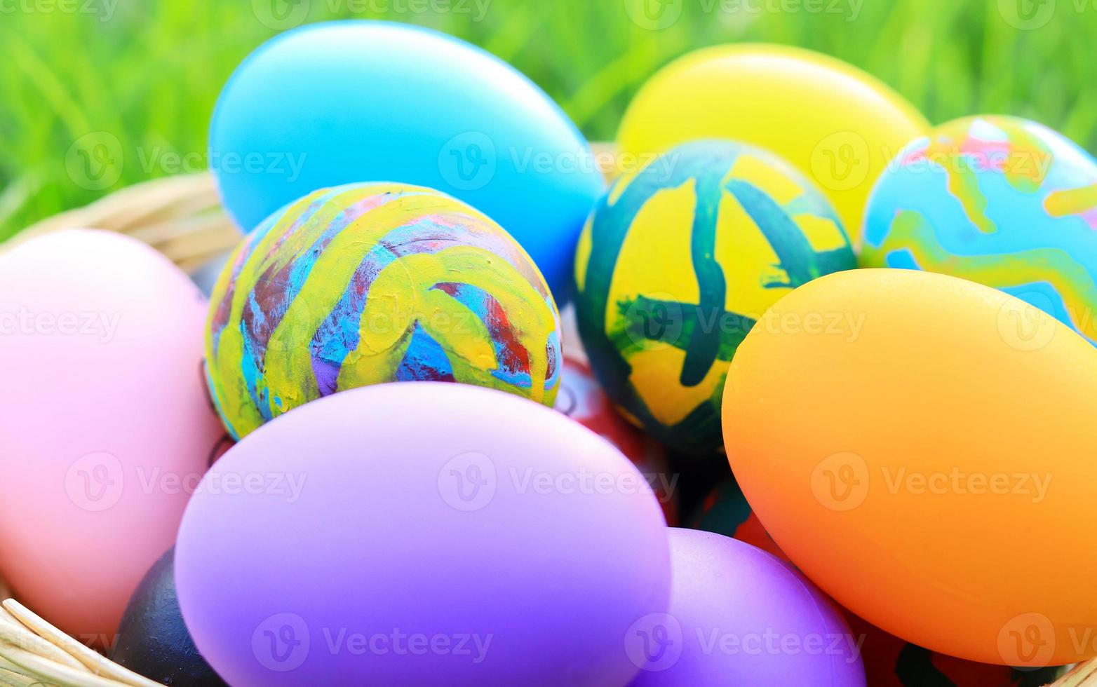lindos ovos de páscoa multicoloridos na grama foto