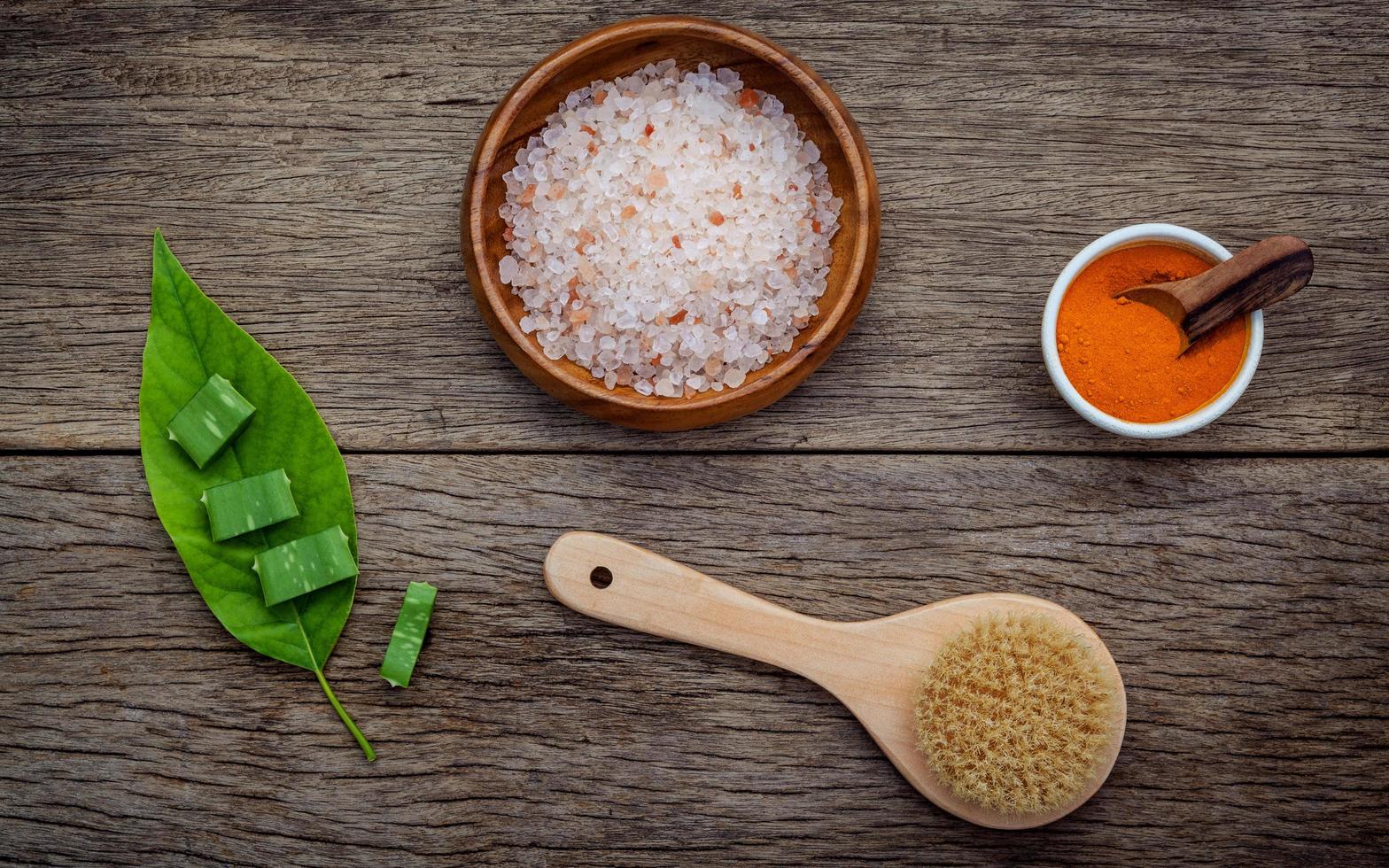 sal marinho, curry em pó e uma folha foto