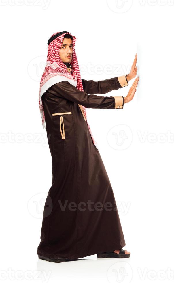 árabe homem de negocios empurrando isolado em a branco foto