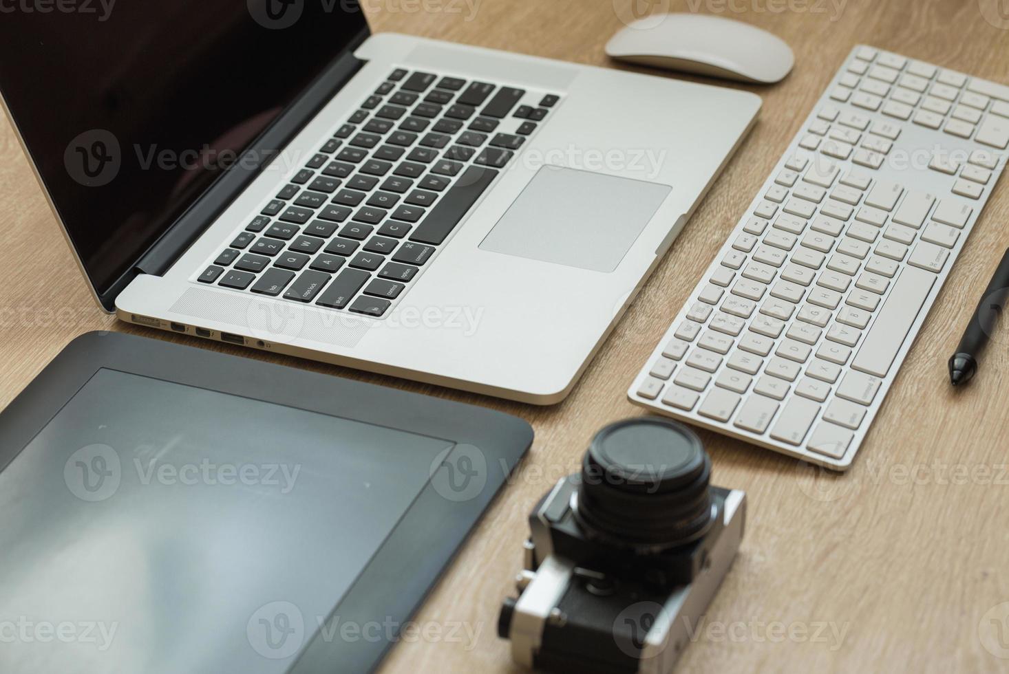 o negócio local de trabalho com computador portátil e aparelhos foto