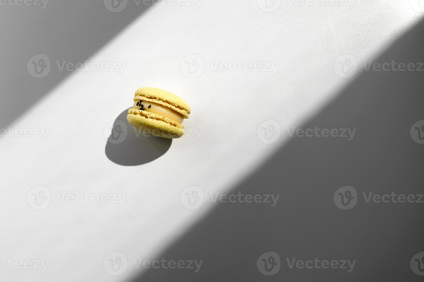 doce amarelo limão francês macaroon ou macaron sobremesa isolado em branco fundo com luz raios a partir de janela foto