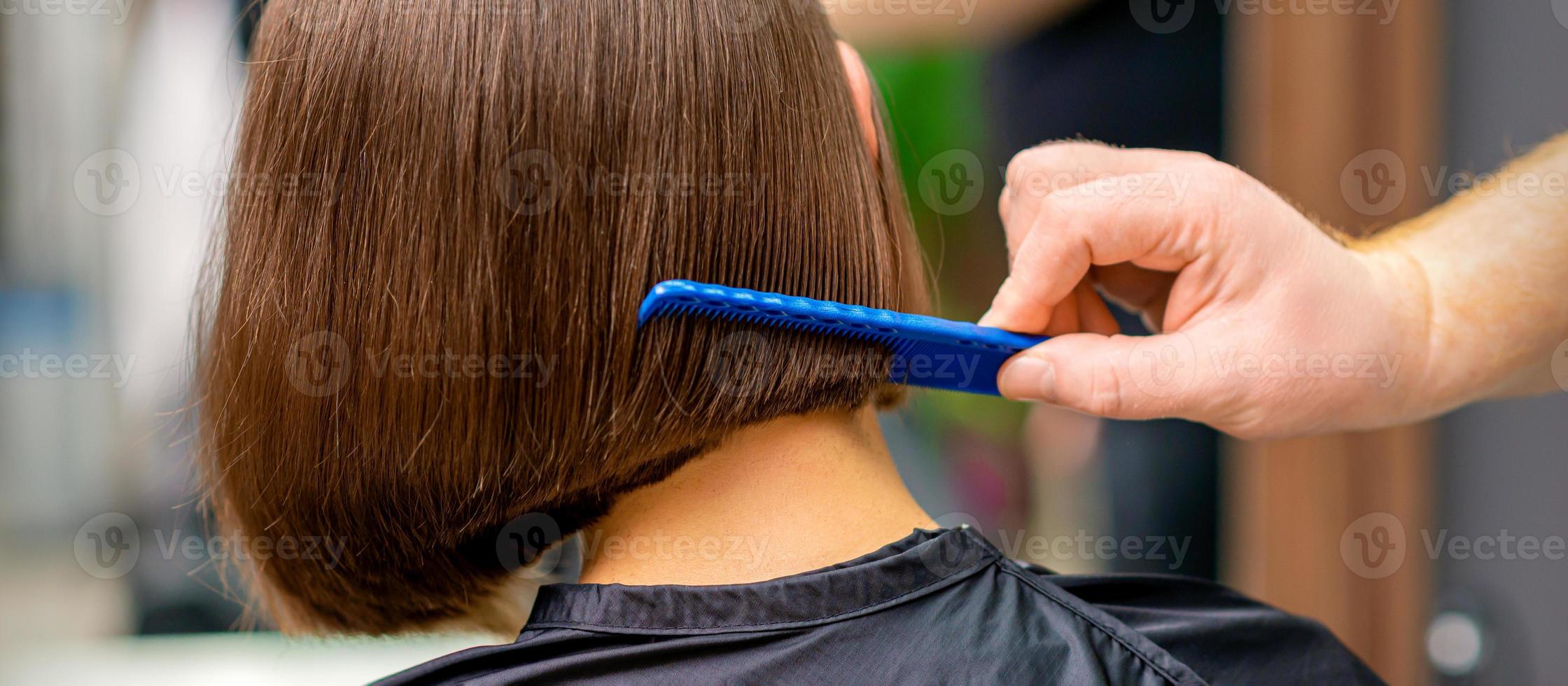 cabeleireiro pentear cabelo do mulher foto
