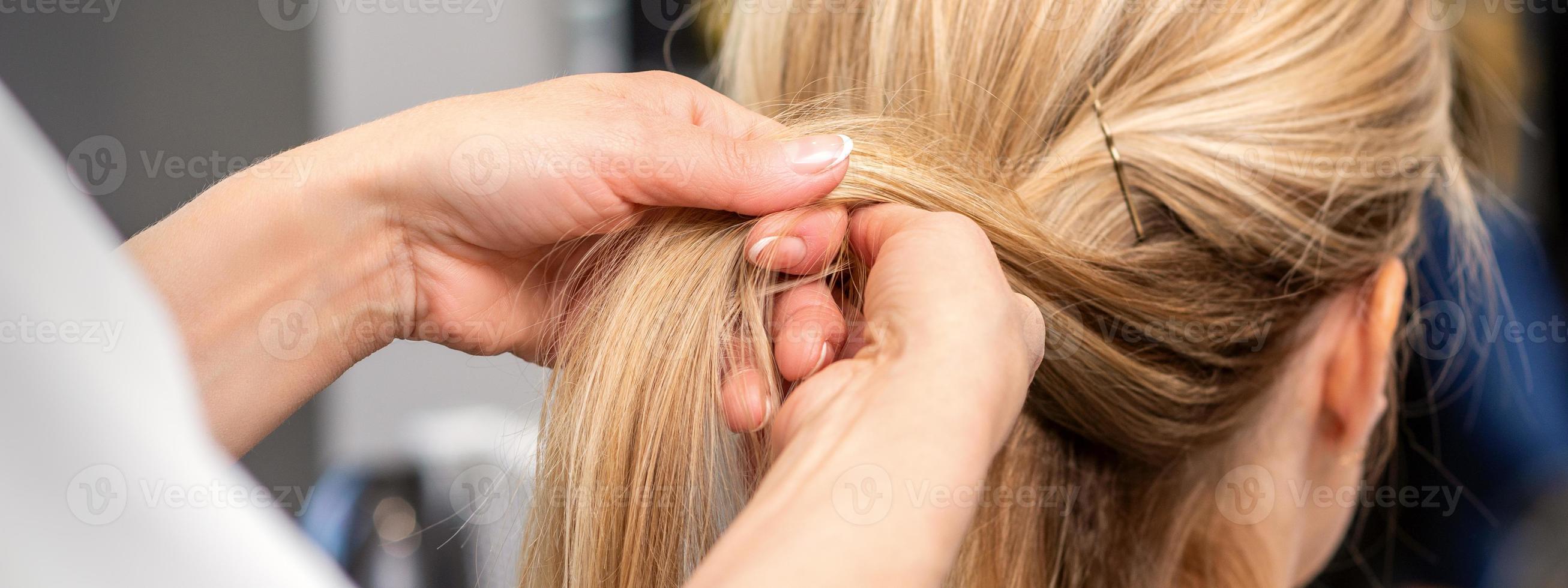 cabeleireiro mãos trança do cliente cabelo foto