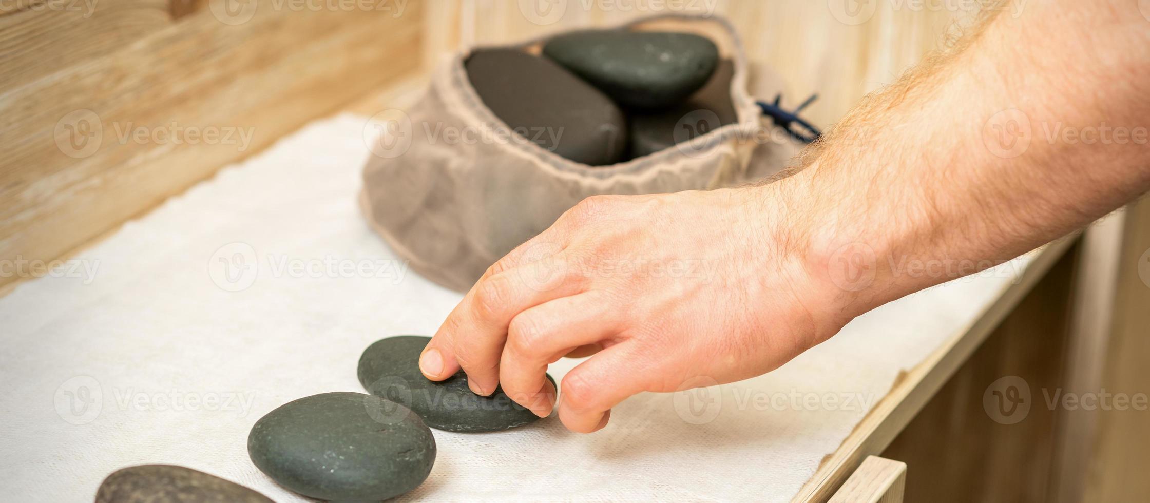 massagista leva Preto massagem pedras foto