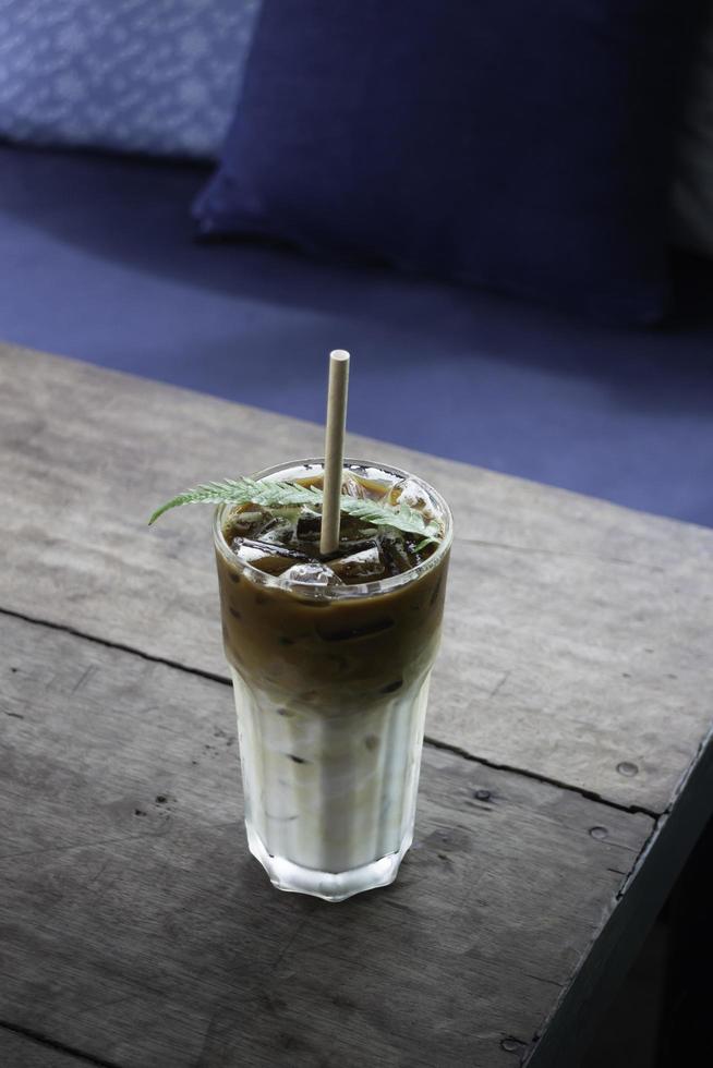 bebida de café gelado decorada com folha de samambaia foto