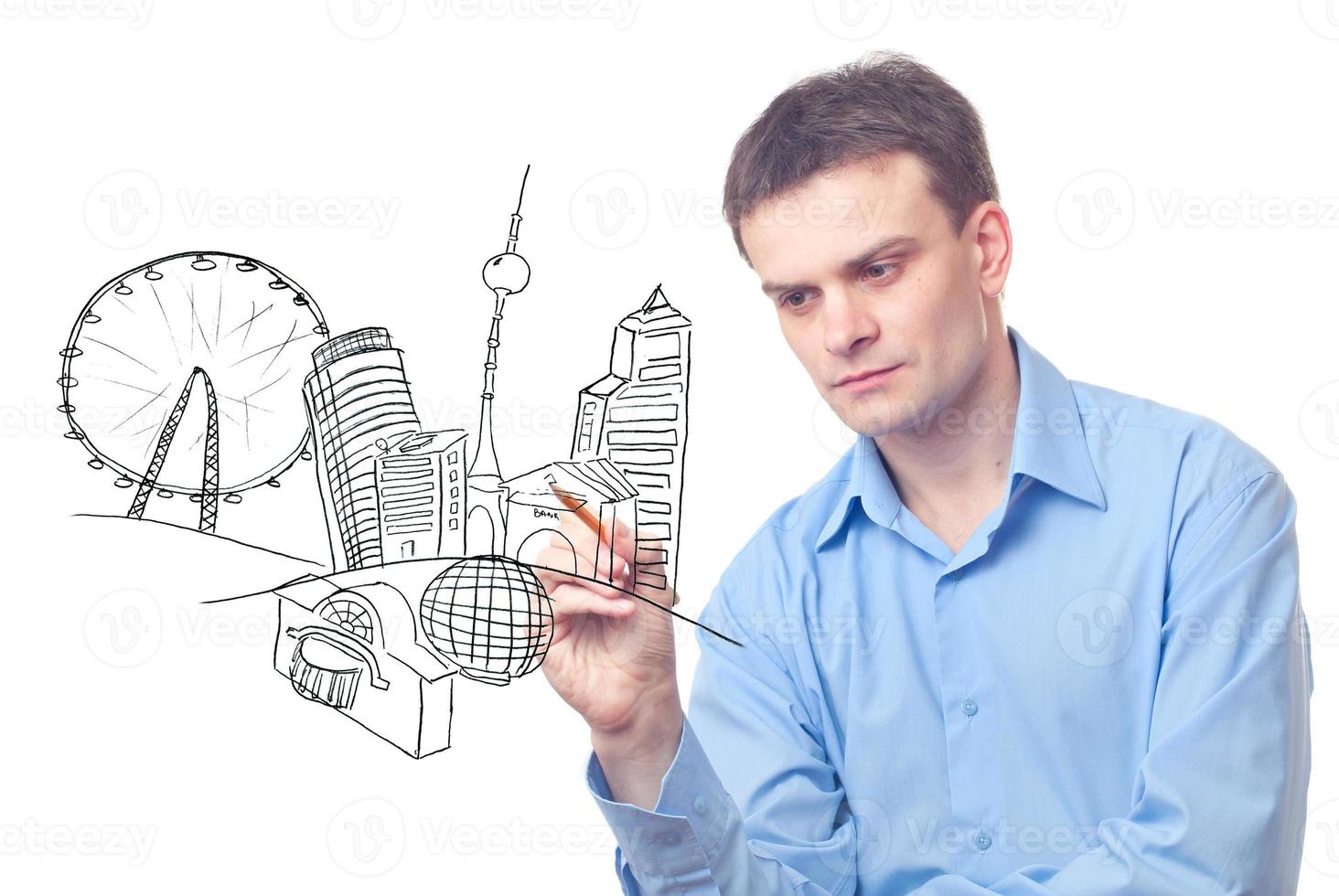 homem de negocios desenhando uma cidade do a futuro foto