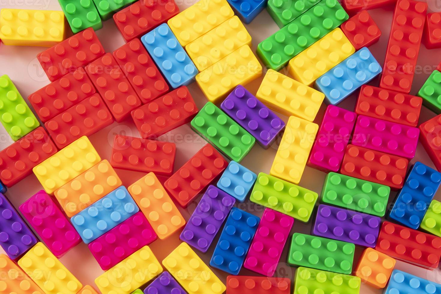 padrões de bloco de construção de plástico colorido isolados. brinquedo para crianças foto