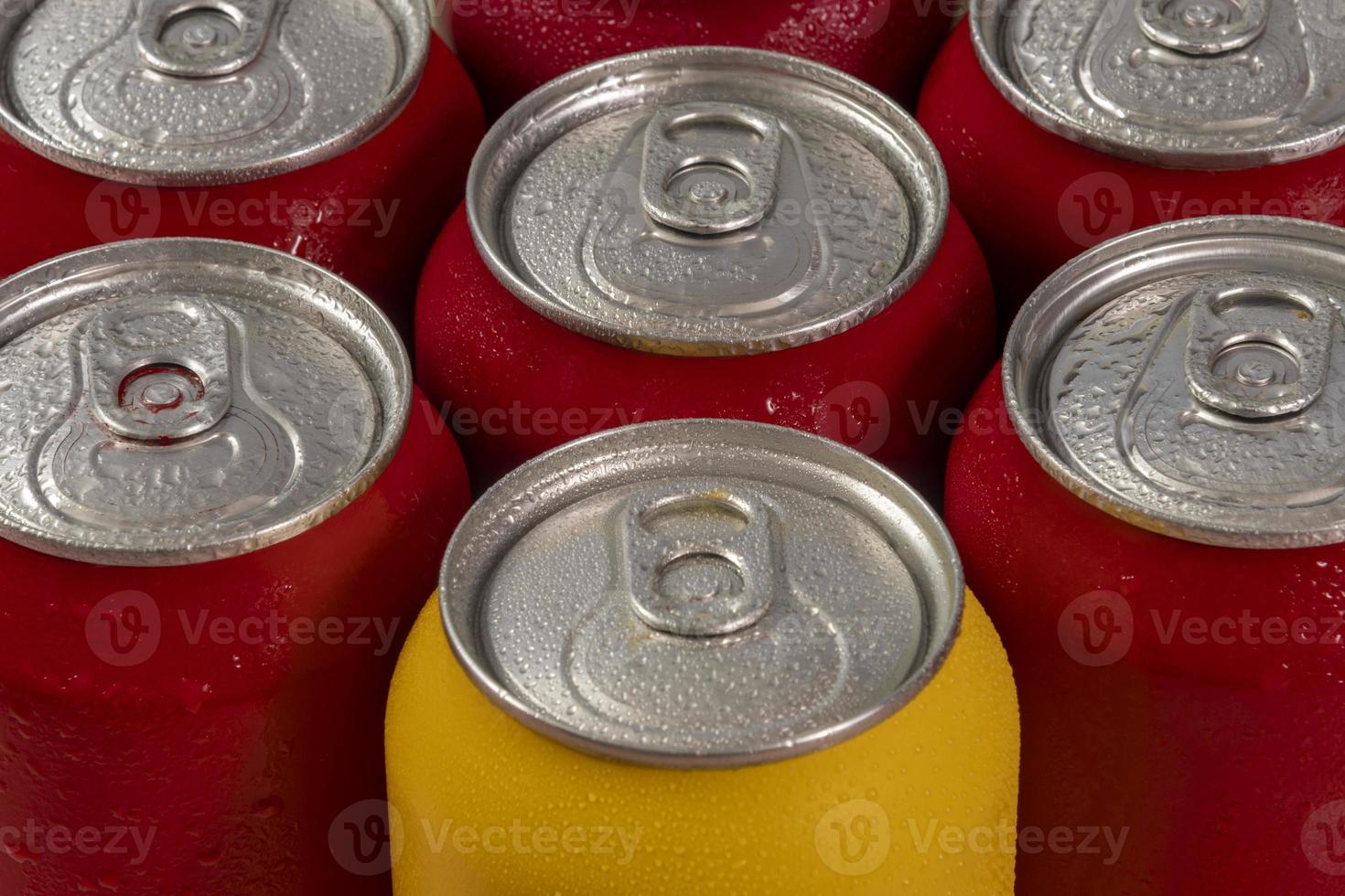 latas de refrigerante vermelhas frias com uma amarela para uso conceitual foto