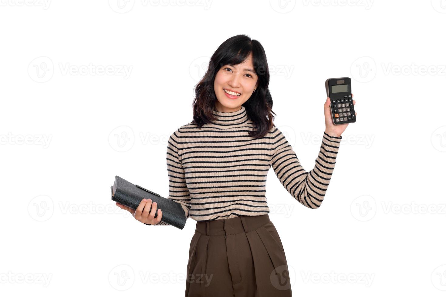 retrato do jovem ásia mulher casual uniforme segurando branco porquinho banco e caderno isolado em branco fundo. financeiro e banco salvando dinheiro conceito foto