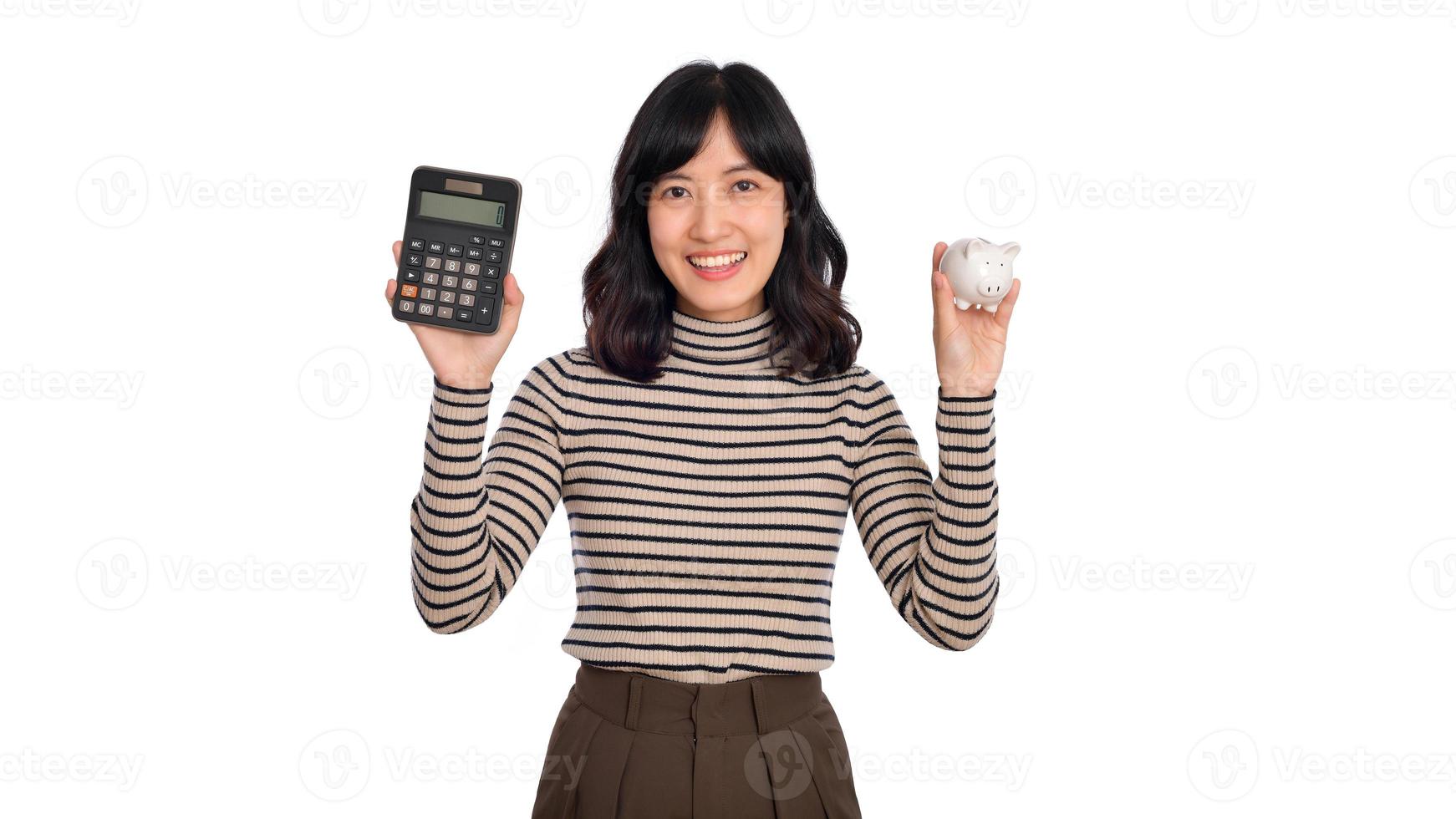 retrato do jovem ásia mulher casual uniforme segurando branco porquinho banco e calculadora isolado em branco fundo, financeiro e banco salvando dinheiro conceito foto