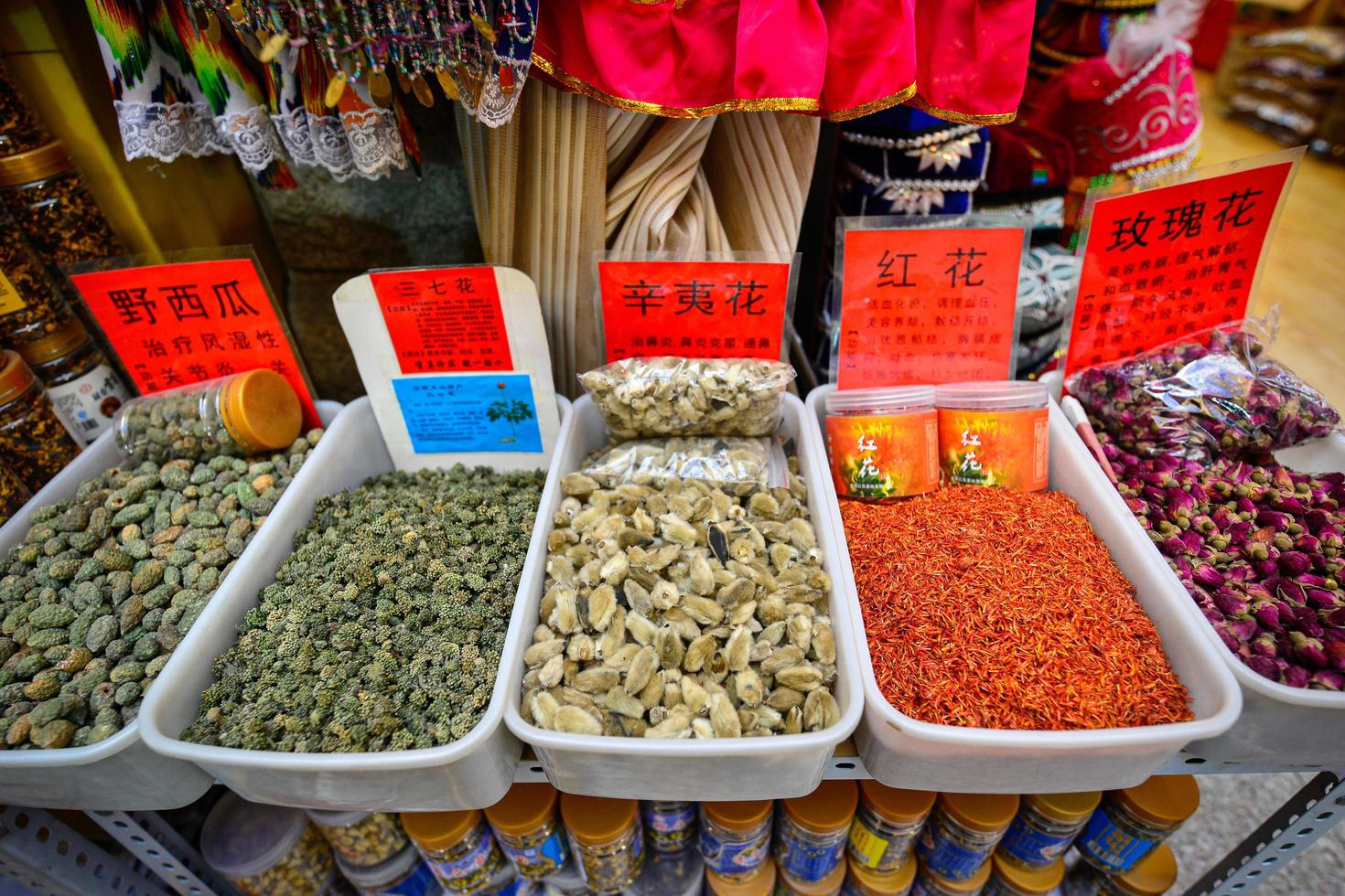 uma variedade do tradicional chinês e ervas medicação produzido localmente dentro xinjiang, China, dentro a grande bazar dentro urumqi, xinjiang, China foto