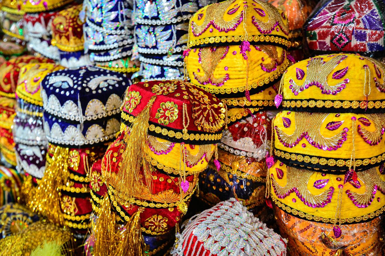 uigur mulheres colorida tradicional quadrado chapéus doppa dentro Xinjiang grande bazar foto