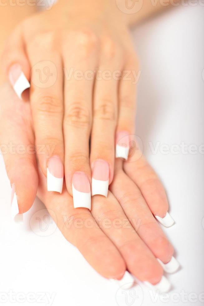 lindo fêmea mãos com francês manicure foto