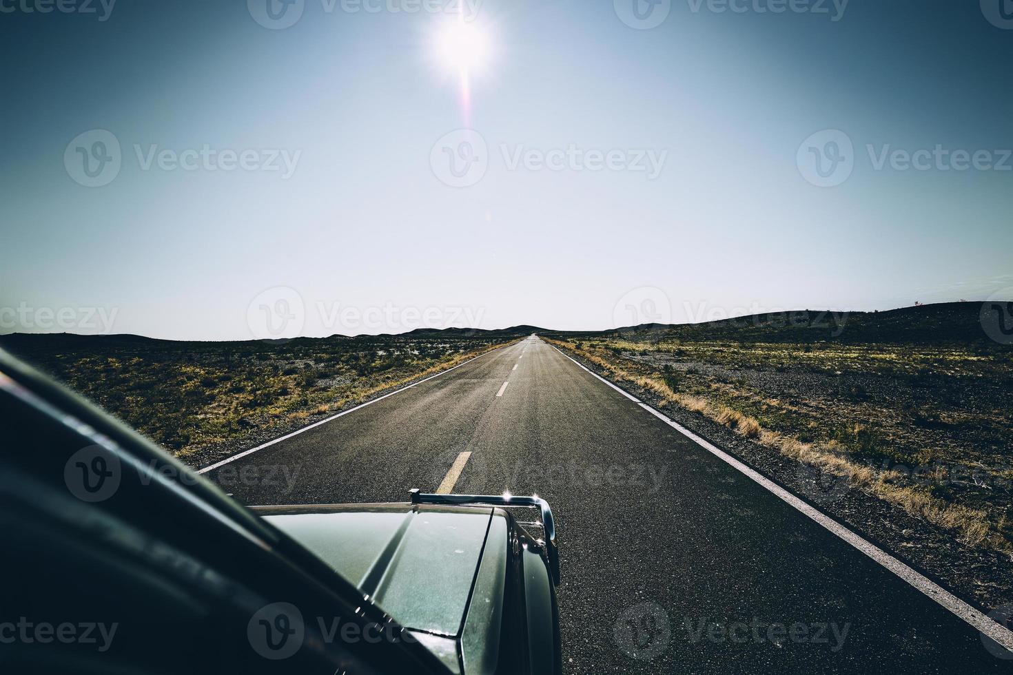 dirigindo em a estéril deserto estradas do Xinjiang é uma único prazer e experiência foto