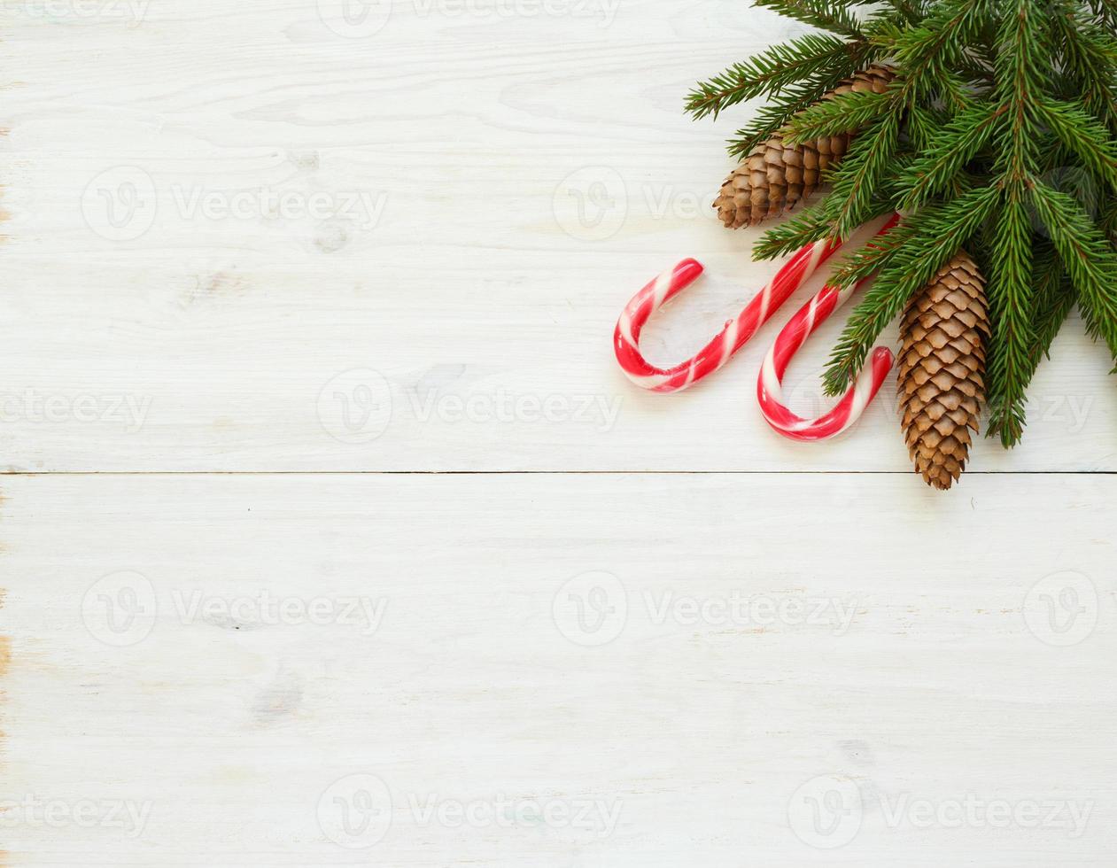 Natal fronteira com abeto árvore galhos com cones e doce bengala em branco de madeira Pranchas foto