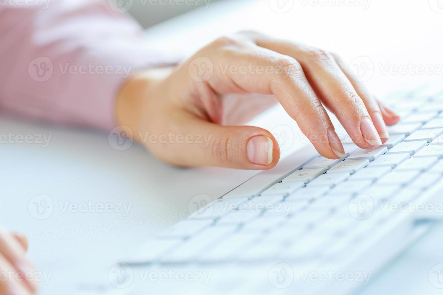 mulher escritório trabalhador digitando em a teclado foto