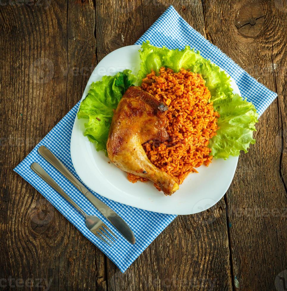 delicioso prato do frango coxa com arroz e salada folhas foto