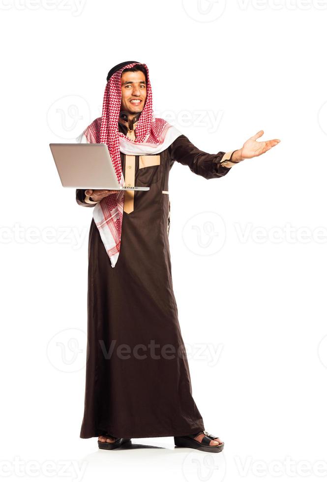 jovem sorridente árabe com computador portátil isolado em branco foto