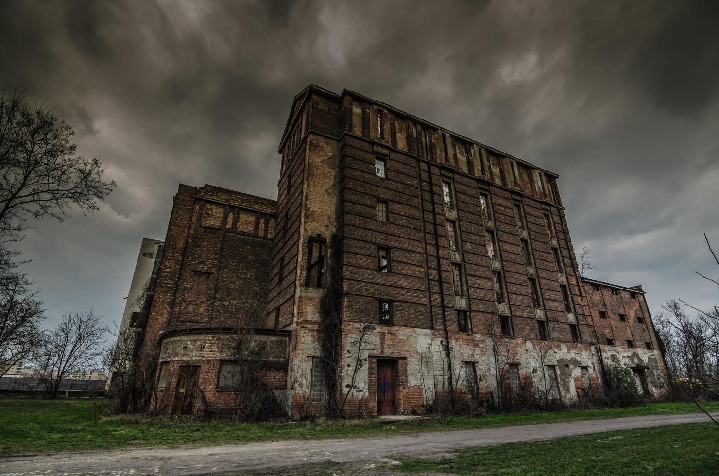 Alto construção do abandonado fábrica foto