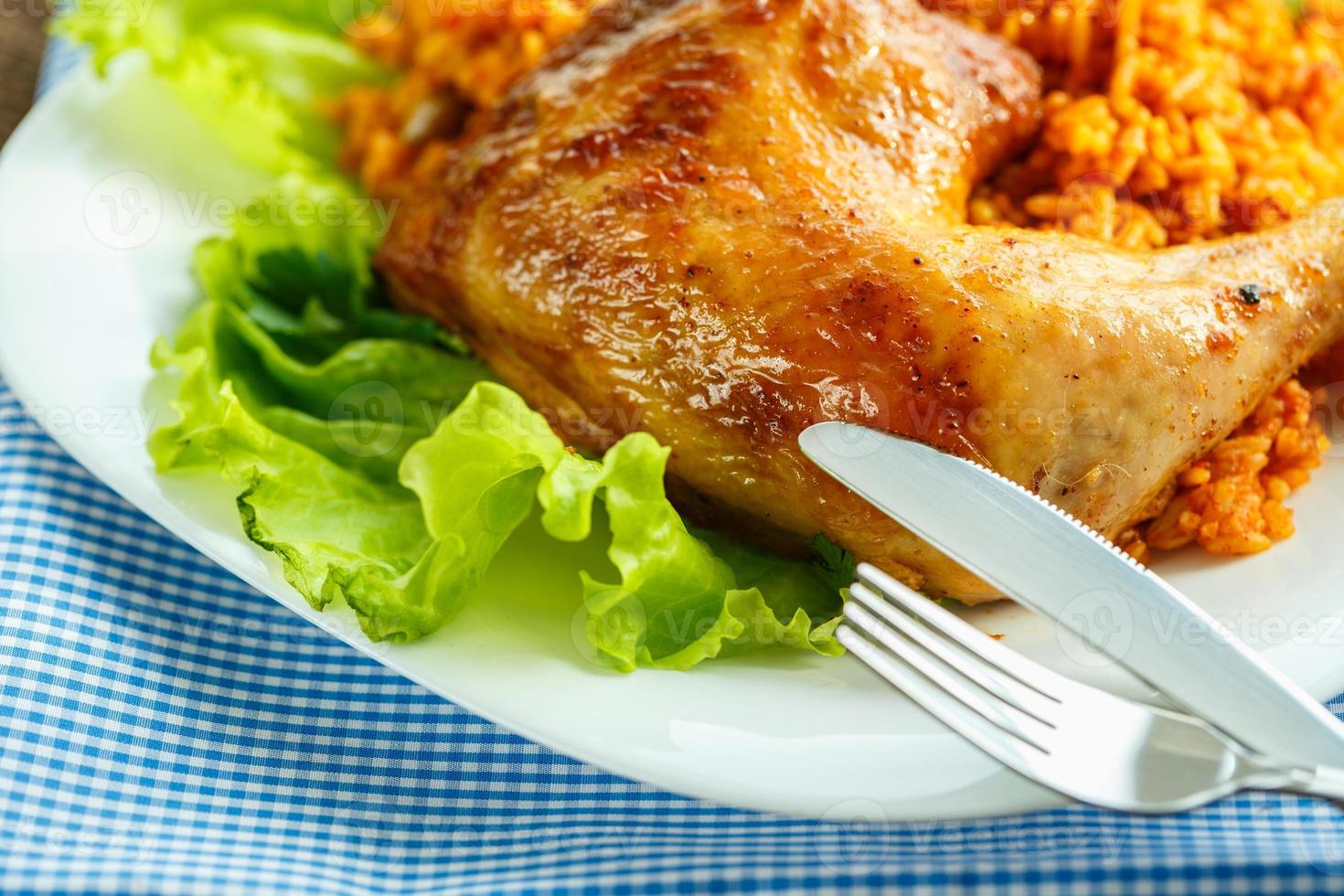 delicioso prato do frango coxa com arroz e salada folhas foto