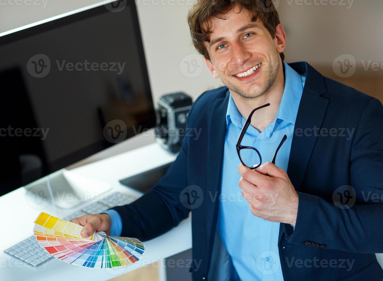 homem olhando para uma cor pintura paleta às casa escritório foto