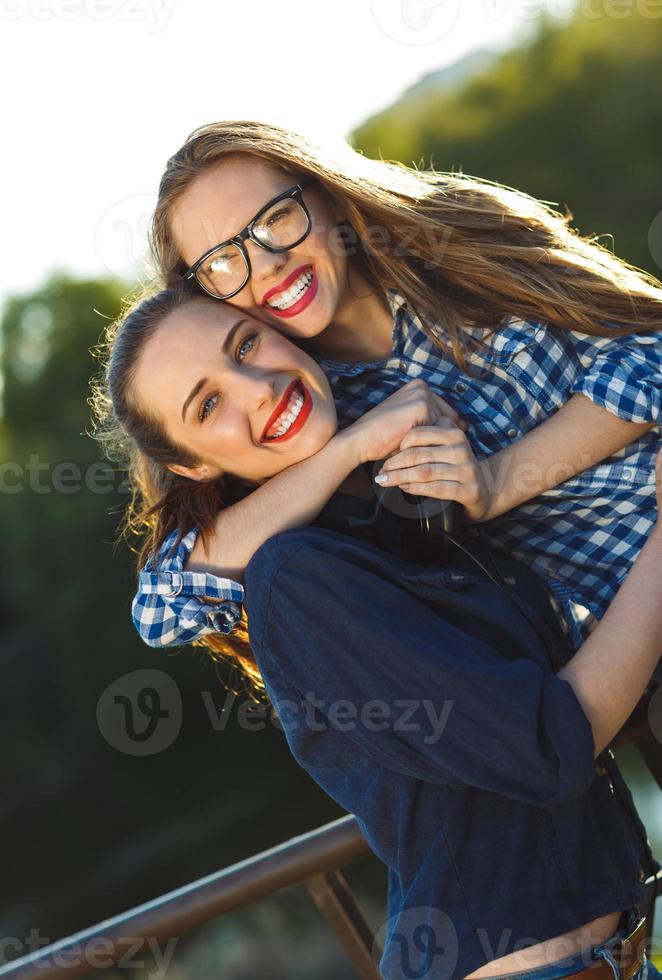 dois brincalhão jovem mulheres tendo Diversão ao ar livre foto