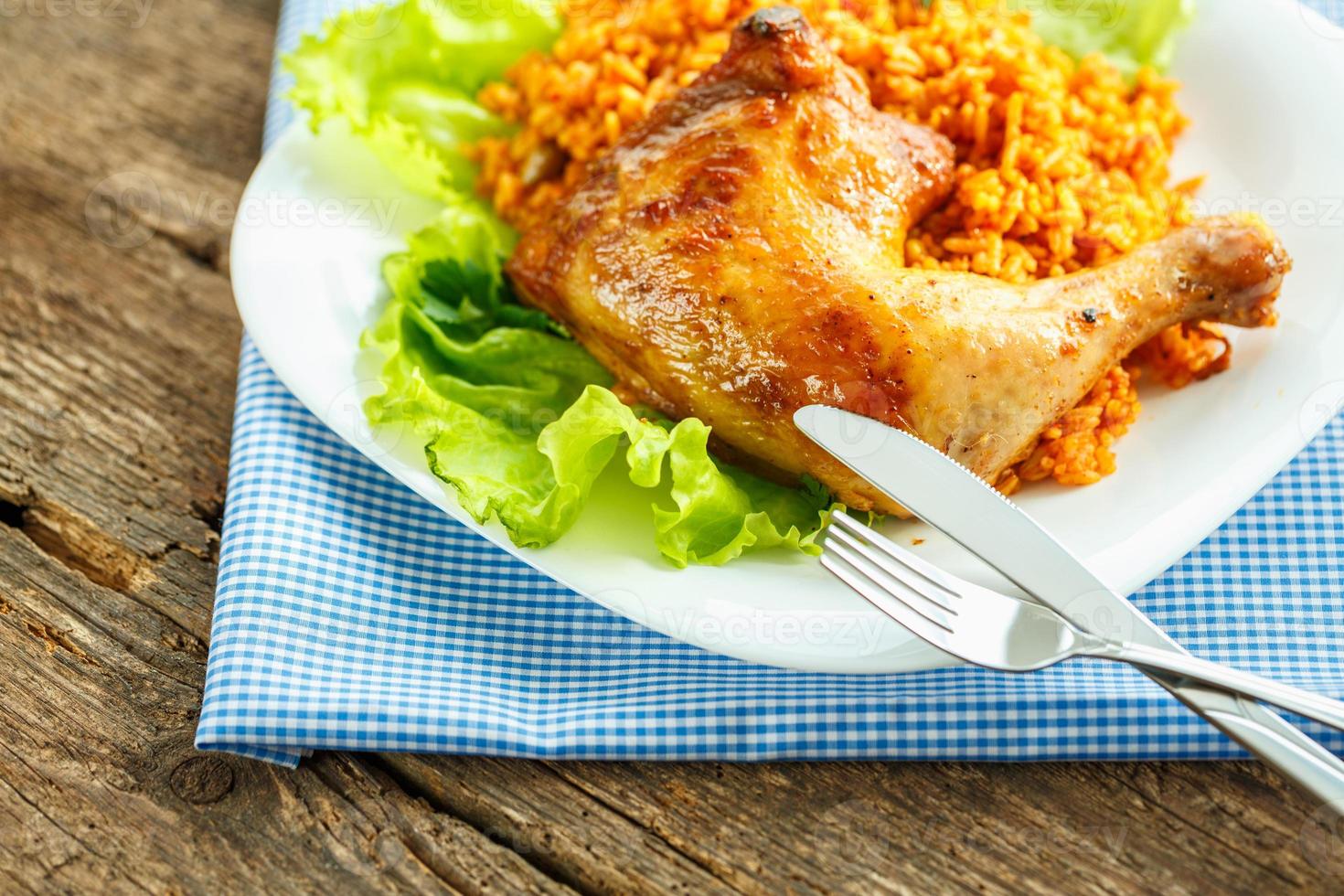 delicioso prato do frango coxa com arroz e salada folhas foto