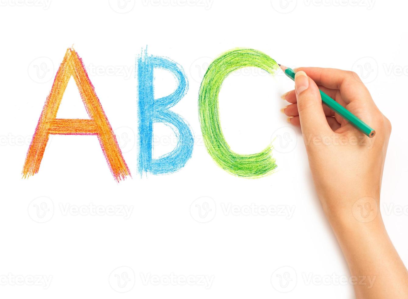 mulher mão segurando uma lápis e escrevendo abc alfabeto foto