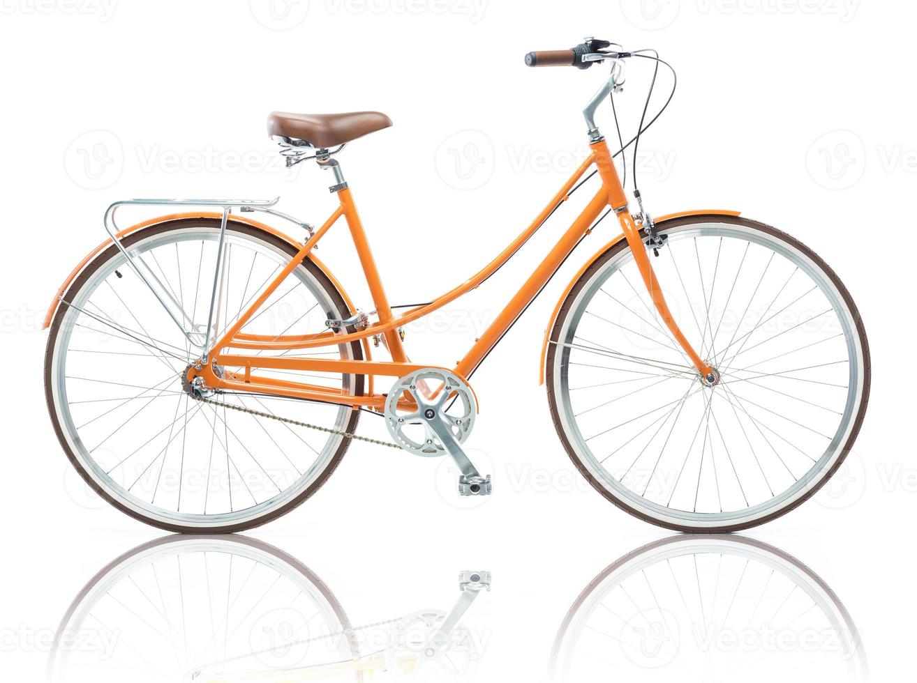 à moda fêmea laranja bicicleta isolado em branco foto