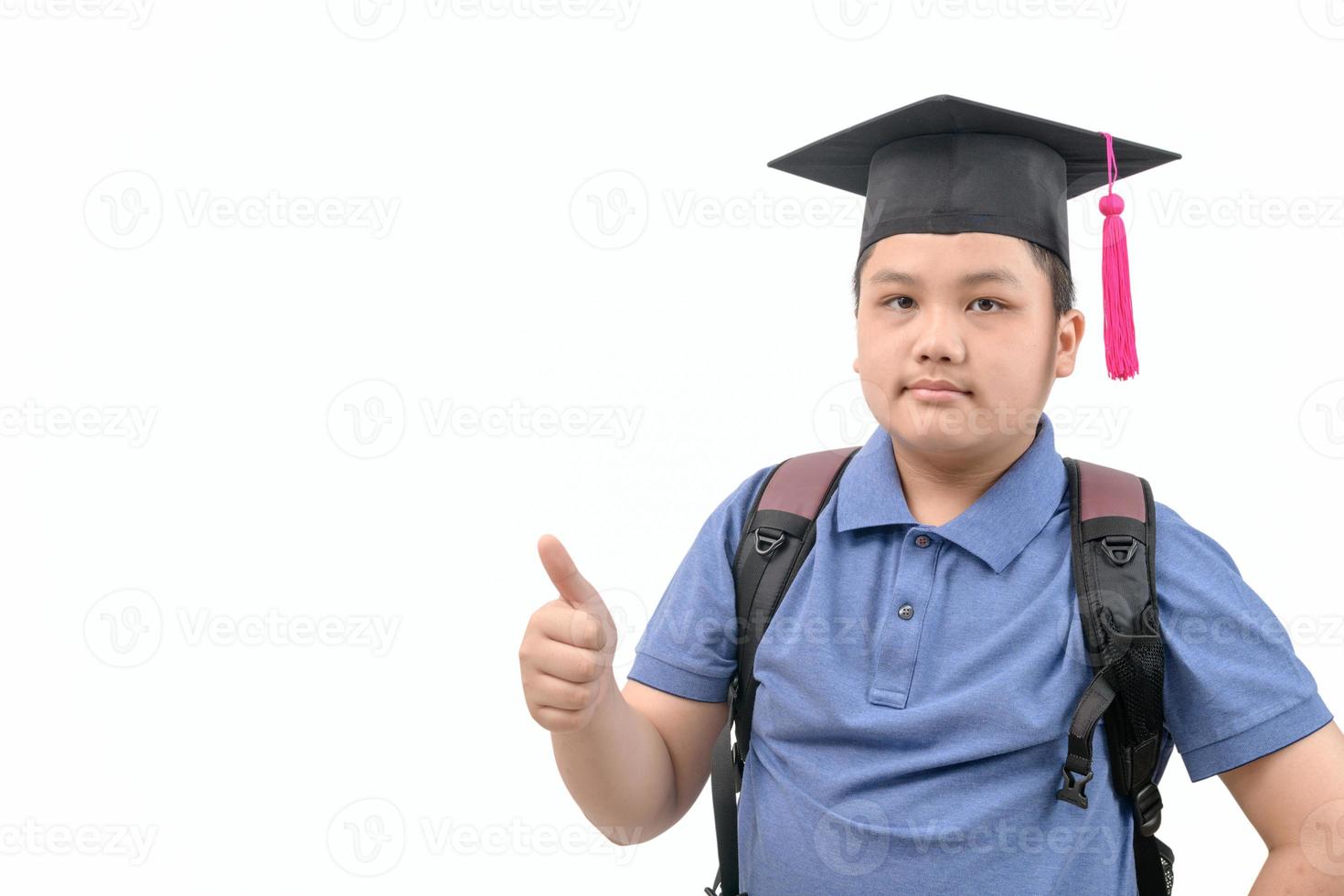 inteligente ásia aluna vestem graduação boné e mostrando polegar acima foto