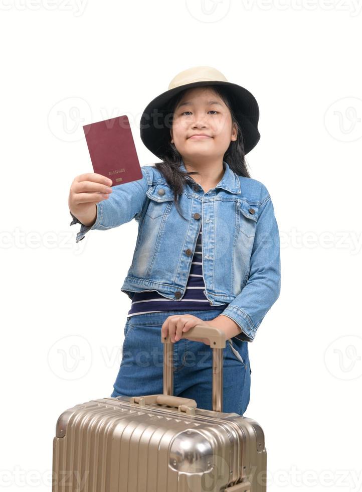 pequeno turistas vestindo jeans com bagagem e mostrar passaportes isolado foto