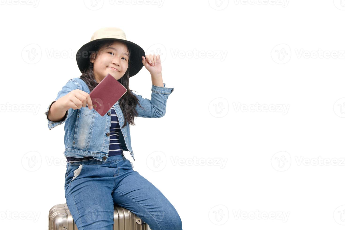 pequeno turistas vestindo jeans sentar em bagagem e mostrar passaportes isolado foto