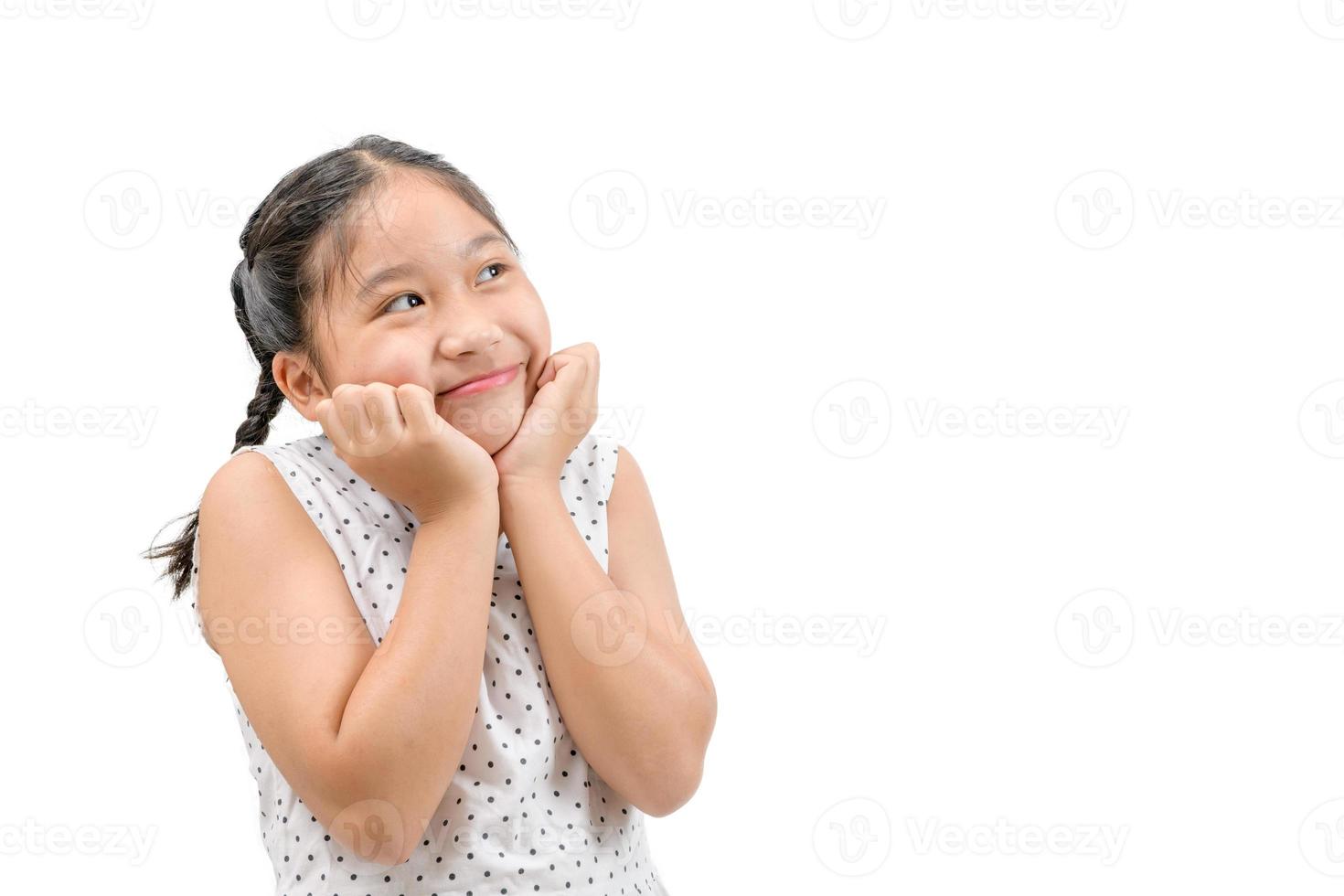 pequeno menina é sonhando ou pensando sobre alguma coisa isolado foto