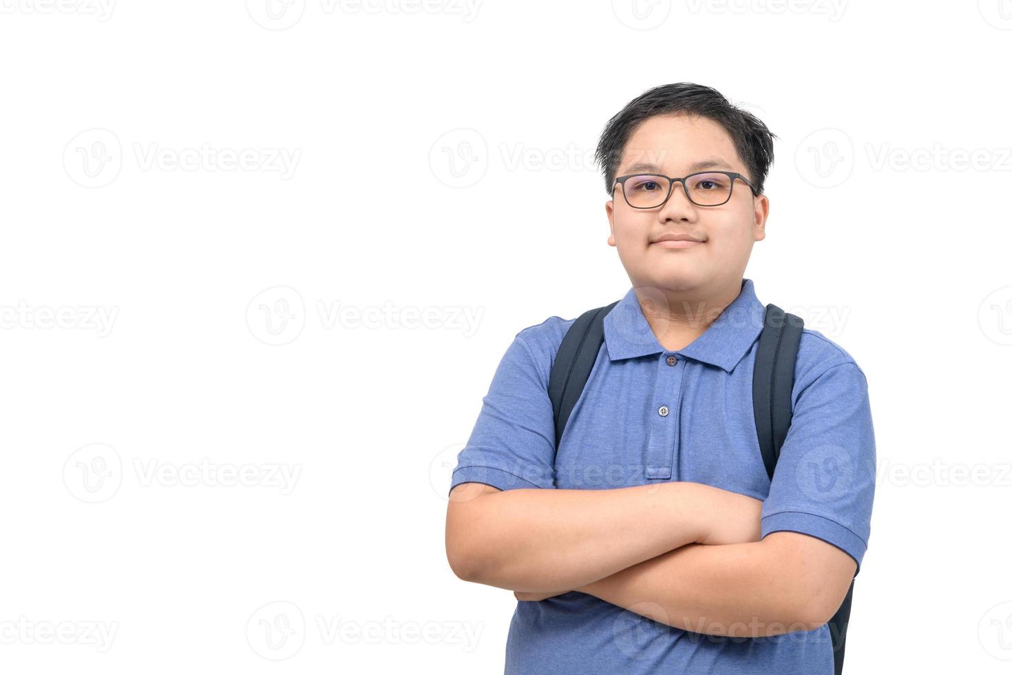 inteligente Garoto aluna vestem olho óculos e azul pólo camisa com escola saco foto