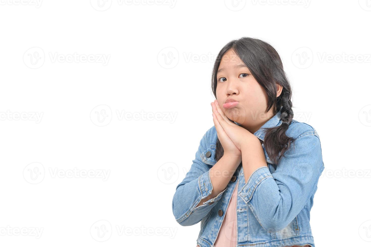 fechar-se retrato pequeno menina gesticulando com apelo emoção isolado branco fundo. foto