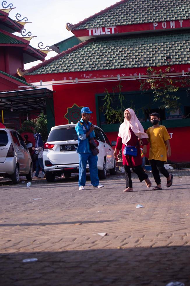 pasuruan, Indonésia, 2022 - atividade do pessoas dentro estacionamento muitos foto