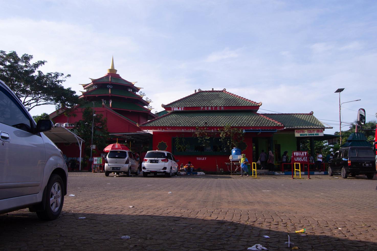 pasuruan, Indonésia, 2022 - Visão do a banheiro construção dentro a cheng ho mesquita estacionamento muitos foto