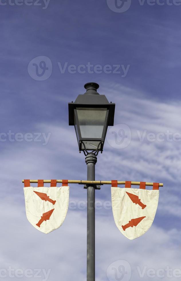 poste de iluminação com medieval faixas foto