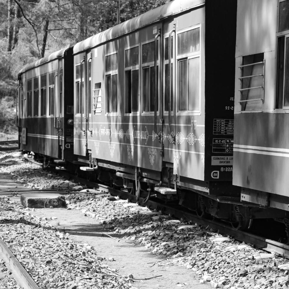 trem de brinquedo movendo-se nas encostas das montanhas, bela vista, uma montanha lateral, um vale lateral movendo-se na ferrovia para a colina, entre a floresta natural verde. trem de brinquedo de kalka para shimla na índia, trem indiano foto