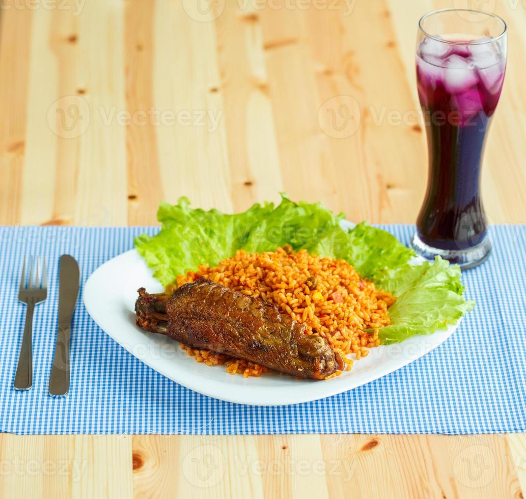 pratos a partir de Peru carne com arroz e salada folhas e uma vidro do suco com gelo foto